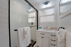 Hair dryer, towels - Updated 1BR in Point Loma – Near Harbor & Airport (San Diego)
