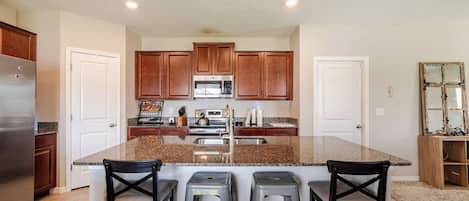 Een koelkast, een microgolfoven, een oven, een kookplaat