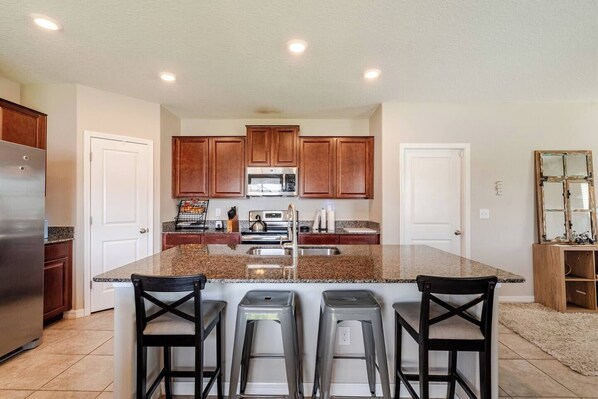 ثلاجة، ميكروويف، فرن، موقد طهي مسطح