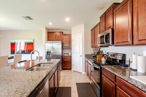 ثلاجة، ميكروويف، فرن، موقد طهي مسطح