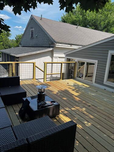 Soothing 2-bedroom apartment with AC in downtown Blue Hill