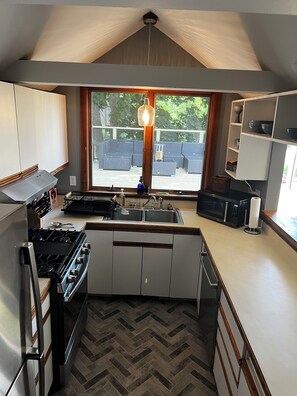 Microondas, horno, parrilla de estufa y lavavajillas