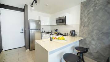 Apartamento Deluxe | Cocina privada | Frigorífico, microondas, placa de cocina y utensilios de cocina