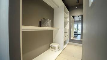 Deluxe-Apartment | Schrank