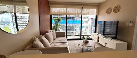 Căn hộ (17F) | Khu phòng khách | TV