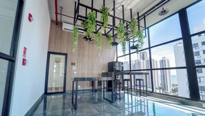 A modern interior with a glass pool, wooden panel walls, and a city view. - Living 73 Panamá by Boutique Apartments (Panama City)