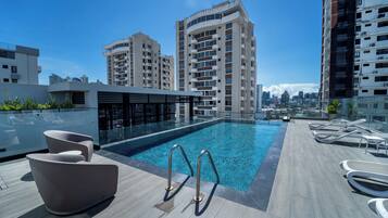 Una piscina al aire libre