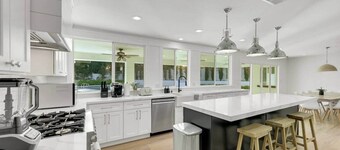 Vegas Modern Retreat 5BR/4BA/Pool/16Beds