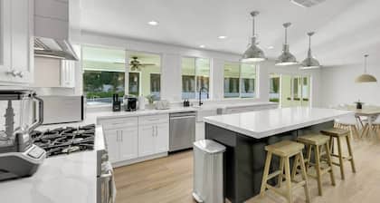 Vegas Modern Retreat 5BR/4BA/Pool/16Beds