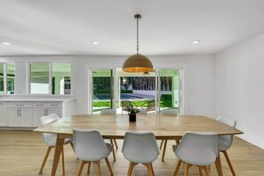 Dining - Vegas Modern Retreat 5BR/4BA/Pool/16Beds (Las Vegas)