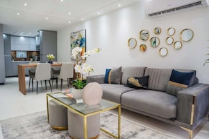 Apartamento, varias camas, balcón, vistas al mar (Isla) | Zona de estar