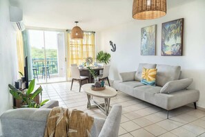 公寓客房, 多張床, 露台, 海景 (A24821-CEI-MARB) | 起居區