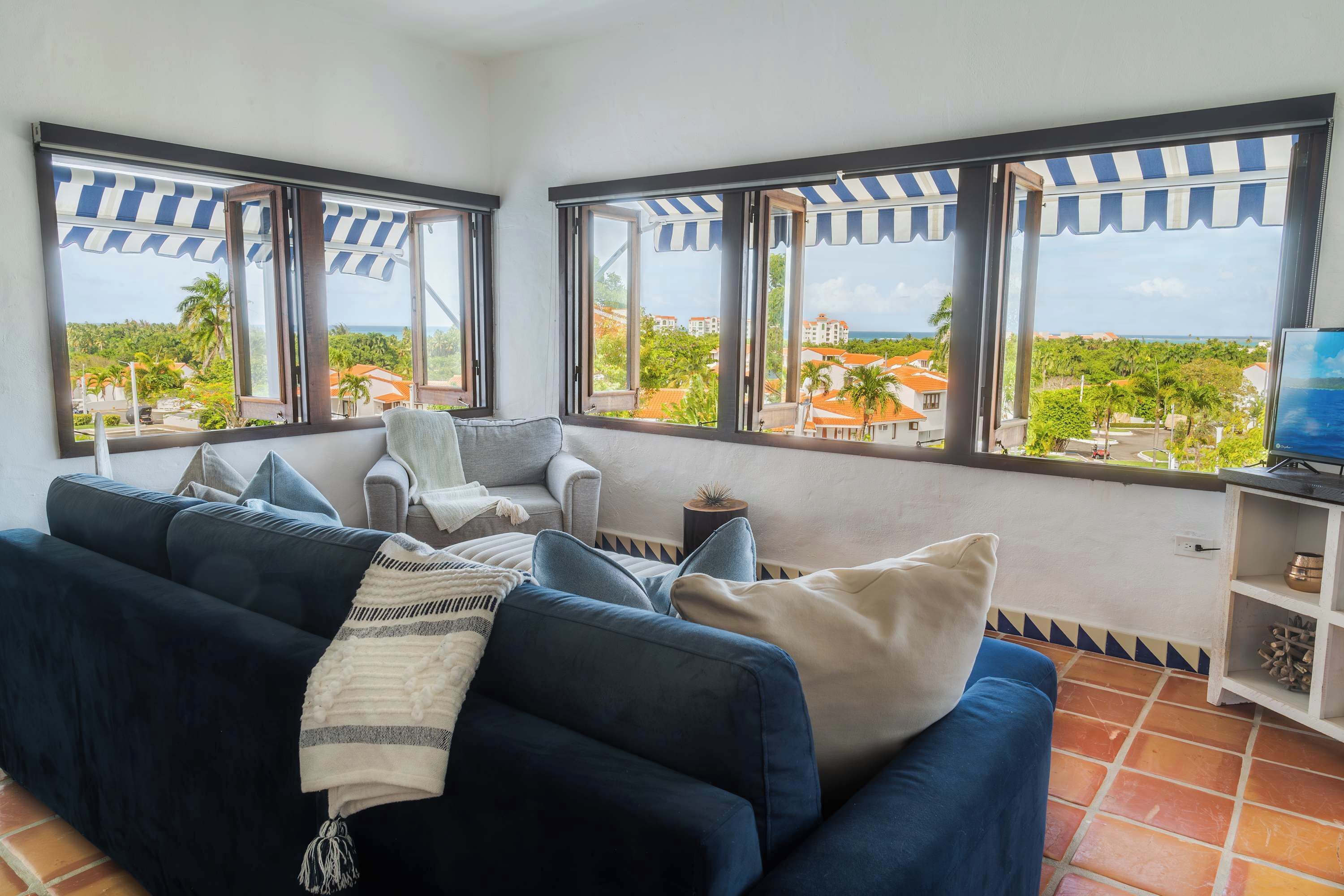 Apartment, 1 Queen Bed, Hot Tub, Golf View (Kyo) | Living area