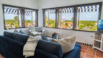 Apartment, 1 Queen Bed, Hot Tub, Golf View (Kyo) | Living area