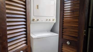 Apartment, Multiple Beds, Kitchen, Pool View (A24828-CEI-COR102) | Interior