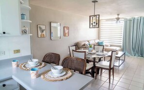 Departamento, varias camas, cocina, vista a la alberca (A24828-CEI-COR102) | 3 habitaciones, decoración personalizada y muebles diferentes 