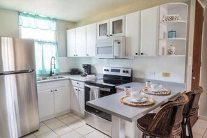 Căn hộ, nhiều giường, bếp, quang cảnh hồ bơi (A24828-CEI-COR102) | Bếp riêng