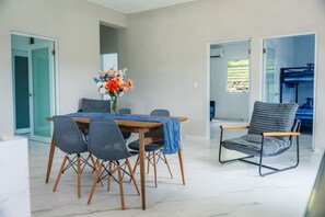 Casa, varias camas, acceso a la alberca, vista a la alberca (Casa Pastoreo) | Restaurantes