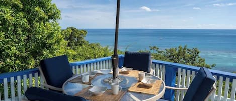 Departamento, varias camas, balcón, vista al océano (A24805-CUL-LSIR) | Restaurante al aire libre