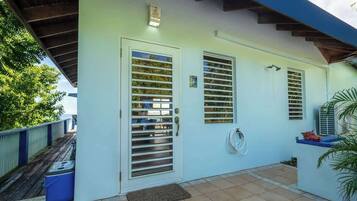 Căn hộ, nhiều giường, ban công, quang cảnh biển (A24805-CUL-LSIR) | Hiên