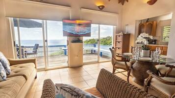 Departamento, varias camas, balcón, vista al océano (A24805-CUL-LSIR) | Área de sala de estar