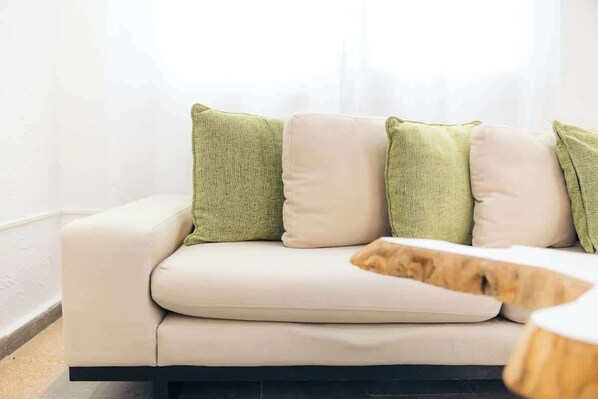 Departamento, varias camas, balcón, vista a la ciudad (A24803-BAY-CAYE) | Área de sala de estar