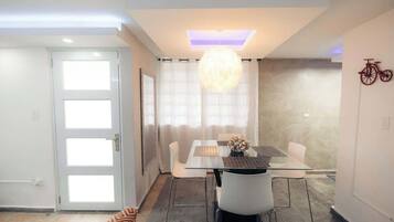 Departamento, varias camas, balcón, vista a la ciudad (A24803-BAY-CAYE) | 2 habitaciones, decoración personalizada y muebles diferentes