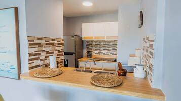 Apartamento, 1 cama Queen, terraço, vista para o oceano (A24827-FAJ-MARE) | Cozinha privada