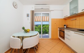Fridge, microwave, stovetop, coffee/tea maker - 1 bedroom lovely apartment in Senj (Senj)