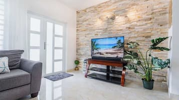 Apartamento, 1 cama de matrimonio grande, patio, vistas a la ciudad (A24829-SJU-BZENMA) | Zona de estar