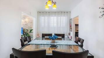 Apartamento, 1 cama de matrimonio grande, patio, vistas a la ciudad (A24829-SJU-BZENMA) | 1 dormitorio, decoración individual, mobiliario individual