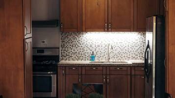 Departamento, varias camas, balcón, vista a la ciudad (A24802-BAY-XELO) | Cocina privada