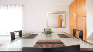 Apartment, Multiple Beds, Balcony, City View (A24802-BAY-XELO) | 2 bedrooms, individually decorated, individually furnished, bed sheets