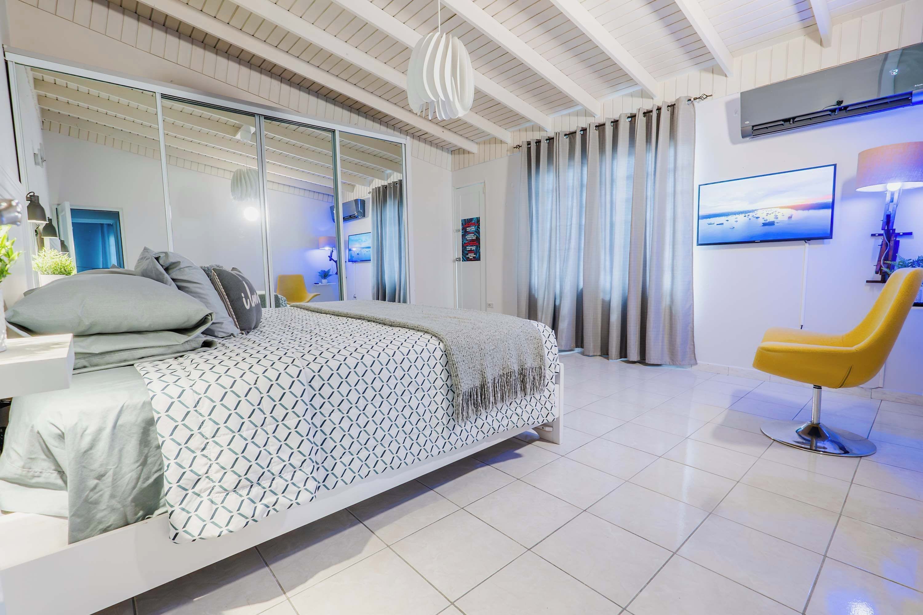 Apartment, Multiple Beds, Balcony, City View (A24802-BAY-XELO) | 2 bedrooms, individually decorated, individually furnished, bed sheets