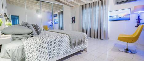 Apartment, Multiple Beds, Balcony, City View (A24802-BAY-XELO) | 2 bedrooms, individually decorated, individually furnished, bed sheets