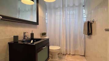 Apartment, Multiple Beds, Balcony, City View (A24802-BAY-XELO) | Bathroom | Towels