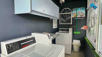 Departamento, varias camas, balcón, vista a la ciudad (A24802-BAY-XELO) | Interior