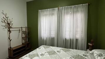 3 bedrooms, iron/ironing board, internet, bed sheets