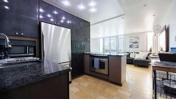 Studio, 1 Queen Bed, Patio, City View (Ambasdor 405) | Private kitchen