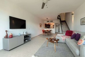 Condo, varias camas, Terraza, vista al océano (Selah) | Área de sala de estar