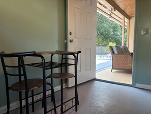 تناول الطعام بالخارج