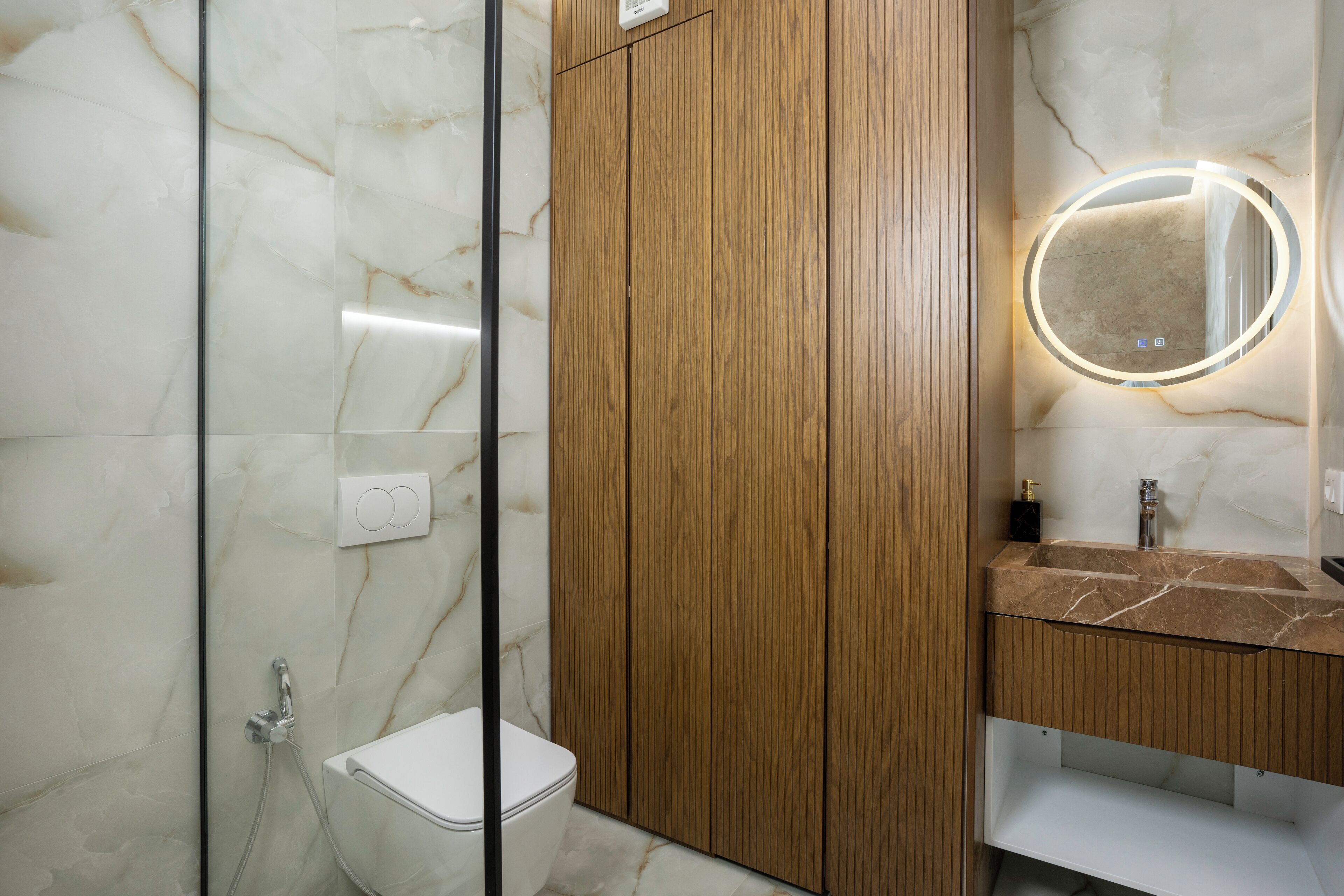 Dusj, hårføner, håndklær og såpe