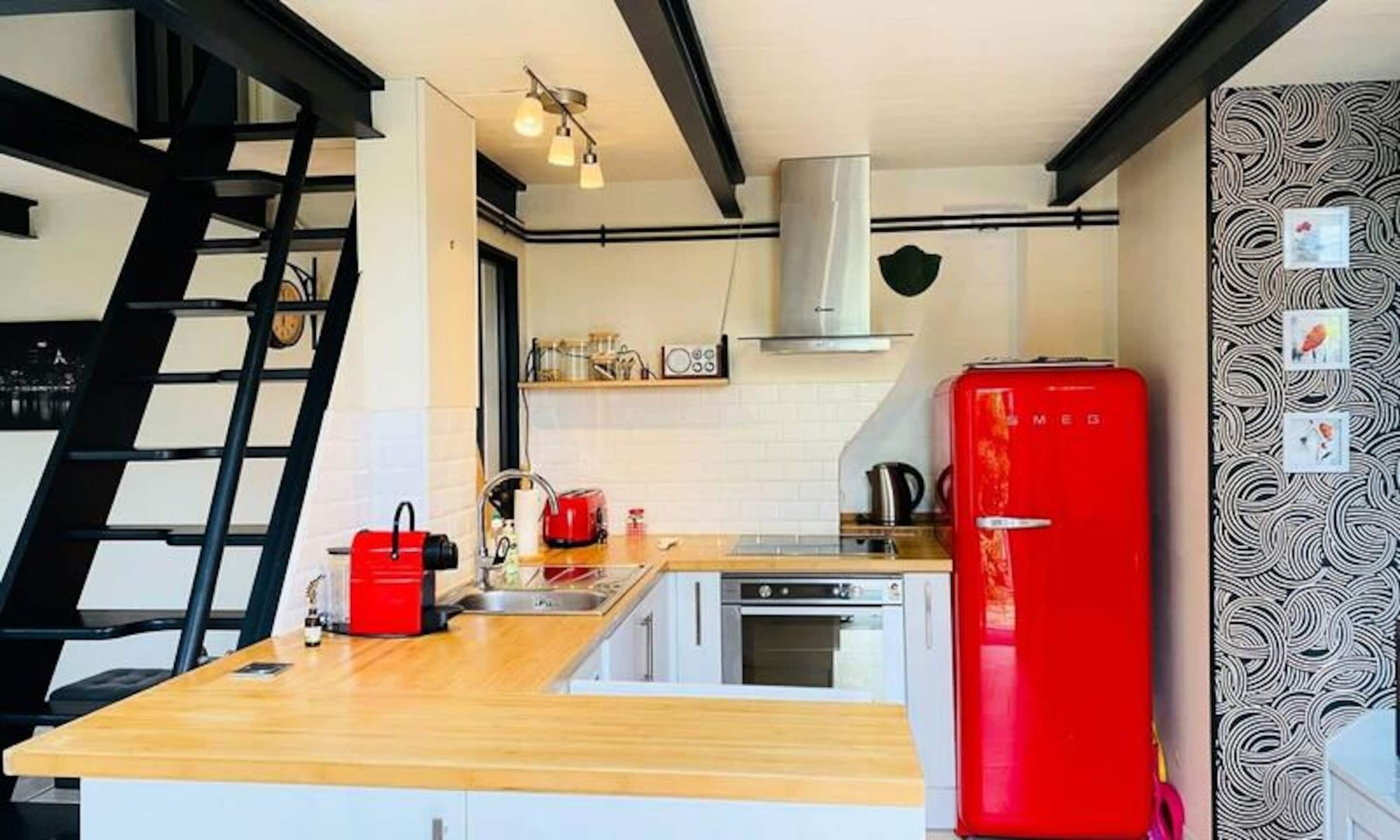 Fridge, microwave, oven, coffee/tea maker