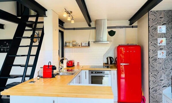 Tủ lạnh, lò vi sóng, lò nướng, dụng cụ pha cà phê/trà 