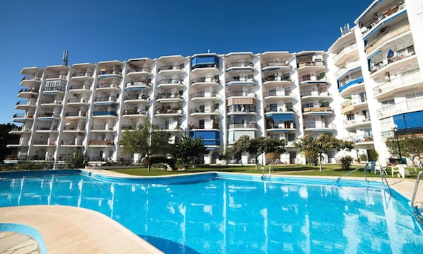 Outdoor pool - Apartment in Nerja Near Playa Burriana (Nerja)