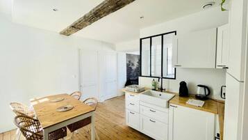 Fridge, microwave, oven, coffee/tea maker