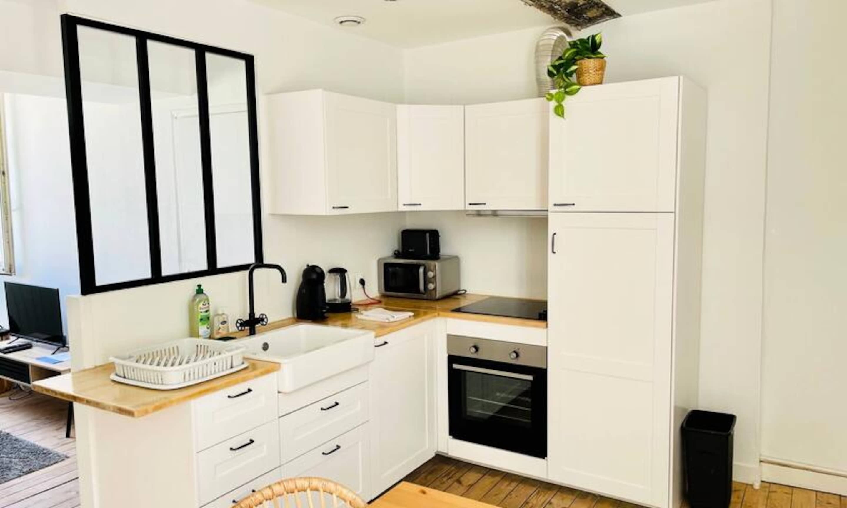 Fridge, microwave, oven, coffee/tea maker