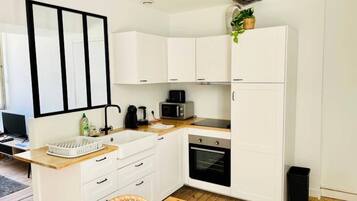 Fridge, microwave, oven, coffee/tea maker