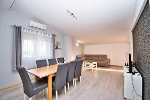 House | Dining - Holiday Home With Pool in Visocane (Policnik)