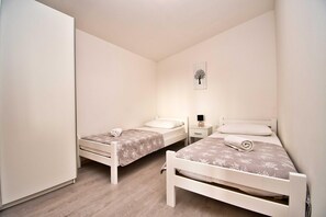 4 bedrooms, iron/ironing board - Holiday Home With Pool in Visocane (Policnik)